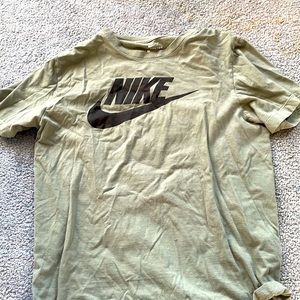 I’m selling a green Nike shirt